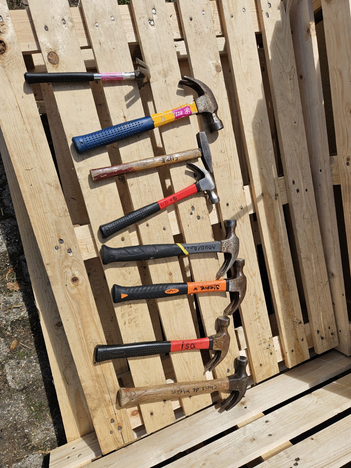 Allemaal kleuren hamers naast elkaar op een pallet